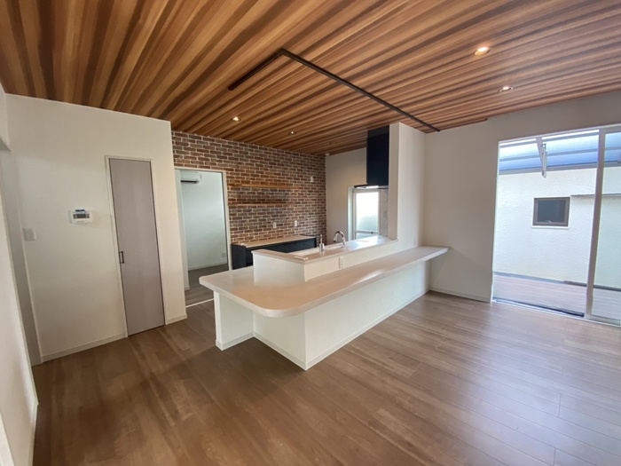 広縁は無くなりましたが、外にはウッドデッキを設置しています。