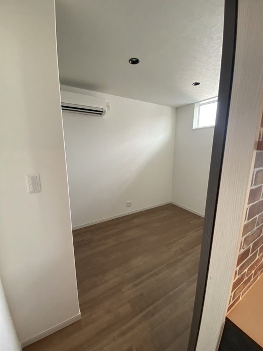 キッチン後ろにも洋室があります。