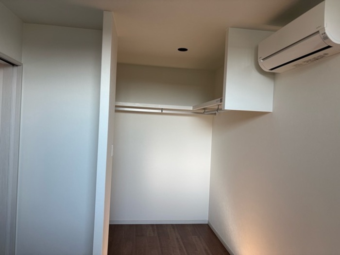 キッチン後ろの洋室のウォークインクローゼットです。