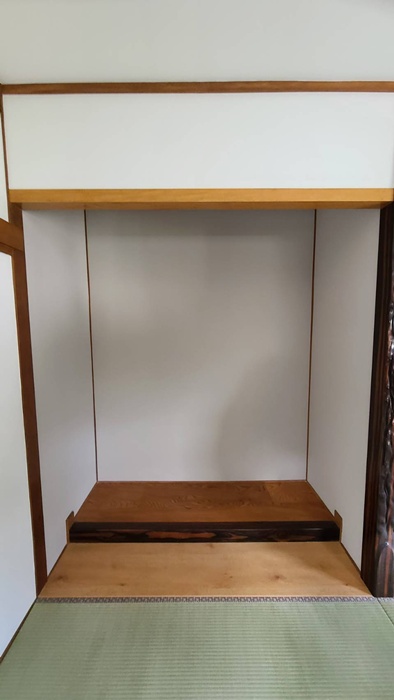 床の間も壁板と手前の板の間部分を貼り換えました。