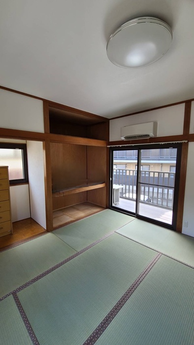 押し入れは全体的にベニヤを貼り換えています。畳も新しくなりました。