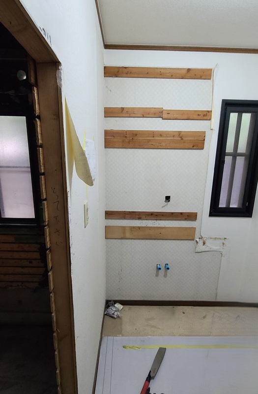 洗面台を取り外しました。クロスを綺麗にして新しいものを設置していきます。