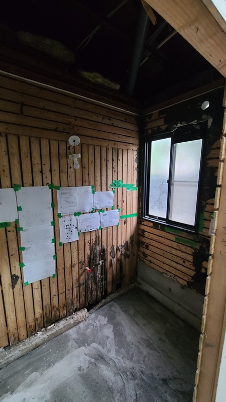 施行中です。すべて剥がしてユニットバスを設置していきます。