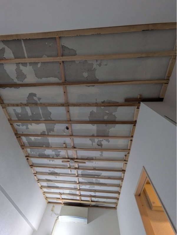 施行中の天井です。枠を取り付けて新たにボードを貼っていきます。