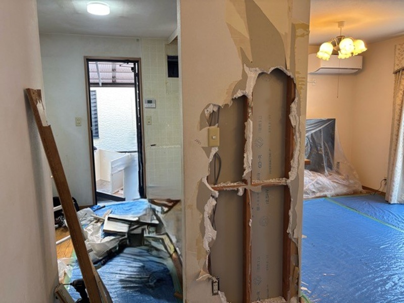 壁やキッチンをすべて取り除きます。