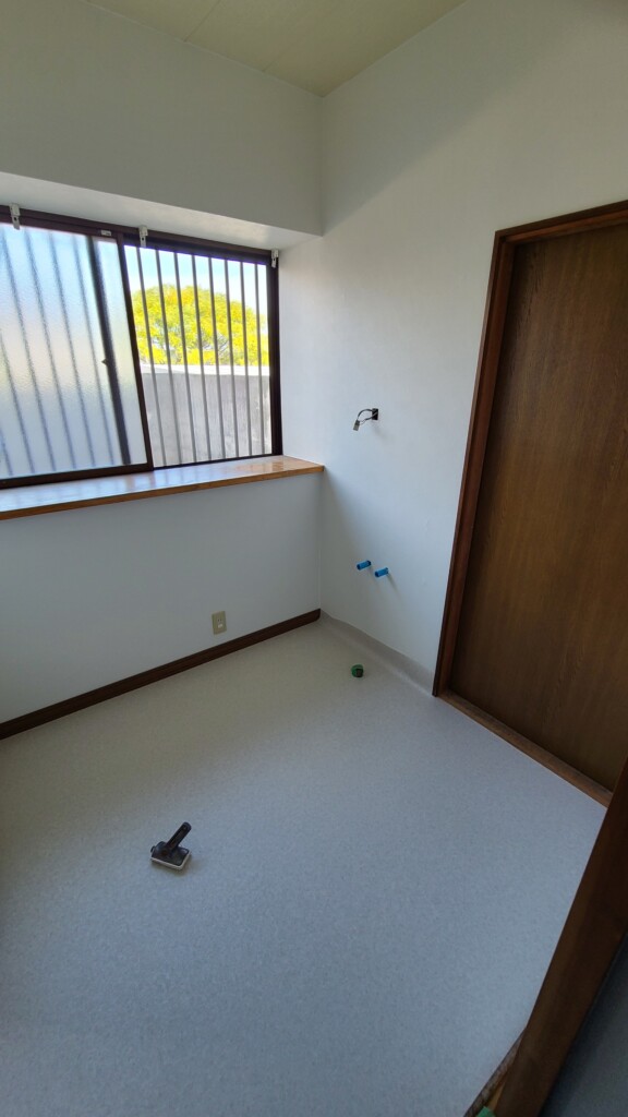 クッションフロアの貼り換えが終わったところです。