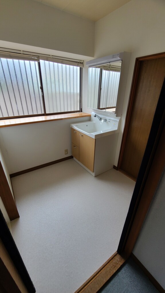 施工後の洗面脱衣所です。<br />洗面化粧台はトクラス EJ W750サイズを設置しています。