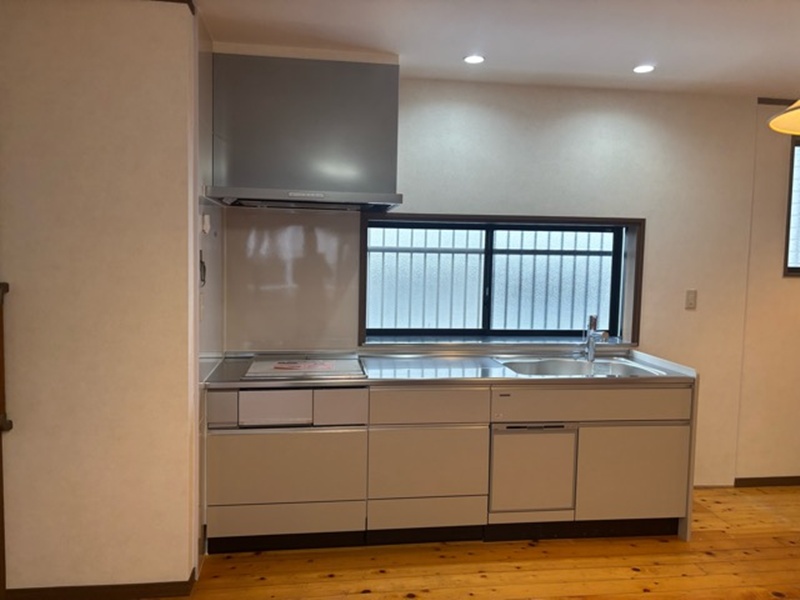 施工後の２階のキッチンです。<br />リフィット 2400を設置しています。ダウンライトも設置しました。