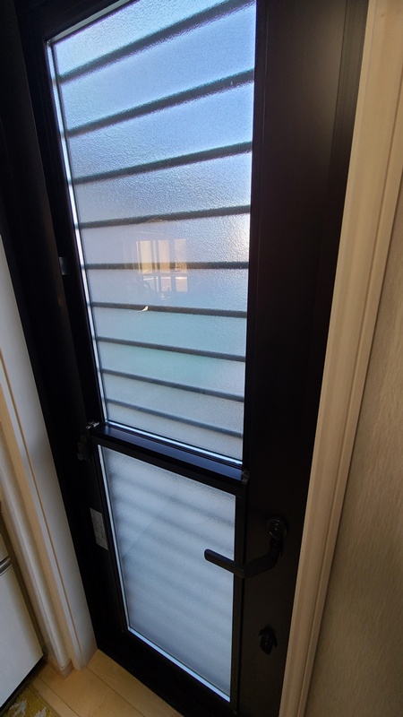 勝手口ドアもきれいになりました。