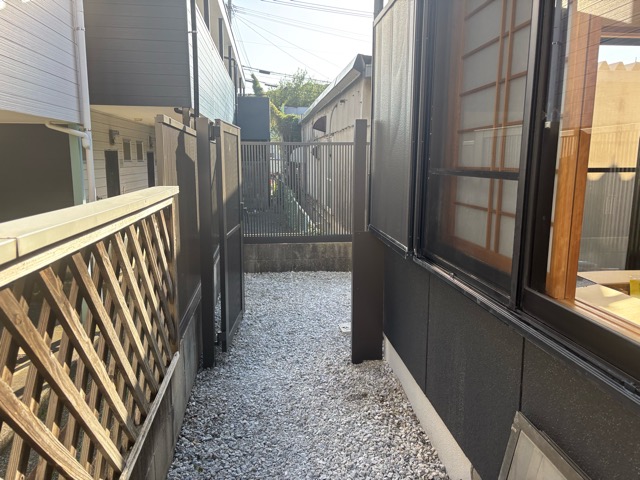 門扉の先のフェンスも同じくTR1シリーズを設置しています。