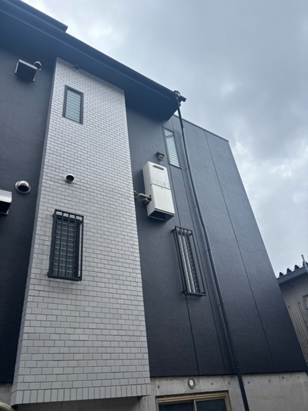 タイル面はそのままアクセントとして残っています。