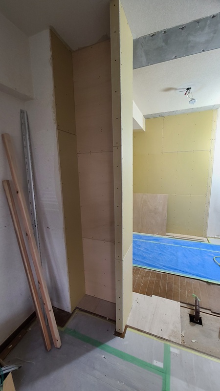 床から天井までの棚を作っています。