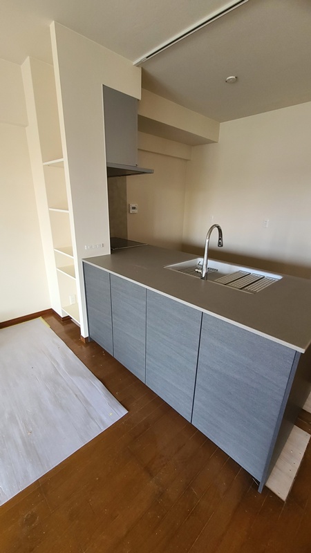 リビング側からキッチンを見たところです。上部の壁が無くなり広々としました。