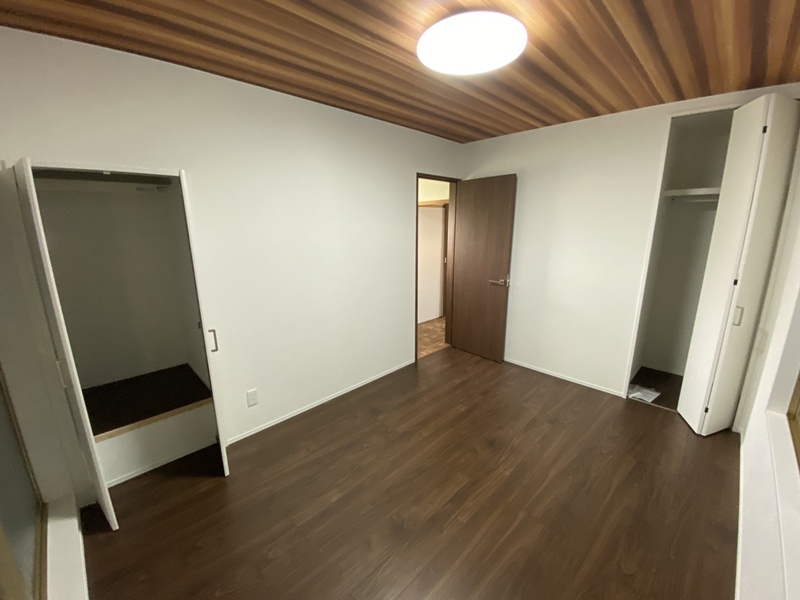 襖の押入れはクローゼットと両開き収納に変更しました。