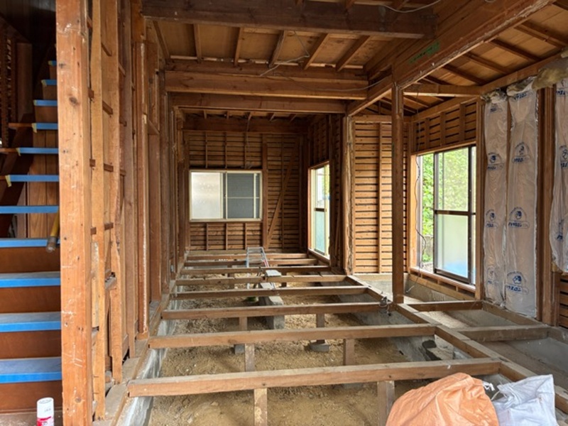 施行中の様子です。これから床をはって断熱材を入れていきます。