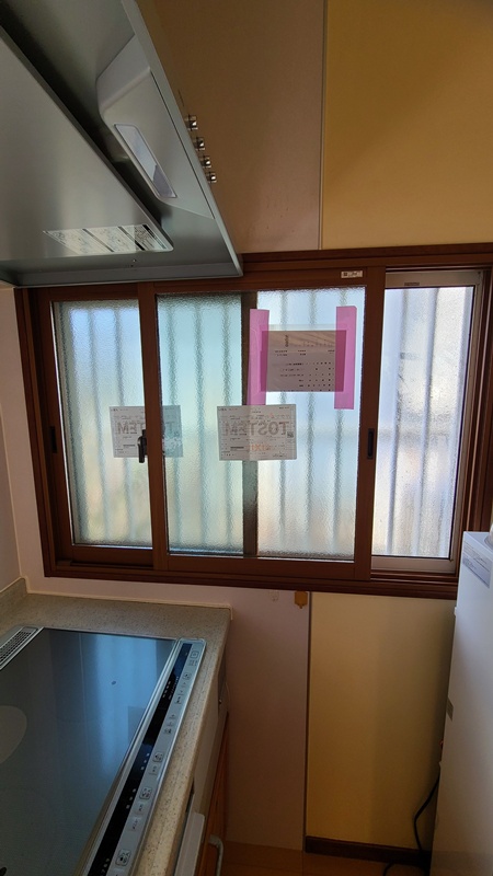 キッチン横の窓の施工後です。こちらは小サイズで補助額￥28,000です。