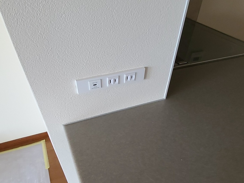 棚の横にはコンセントとタイプCの充電器を設置しました。このような造作もできます。