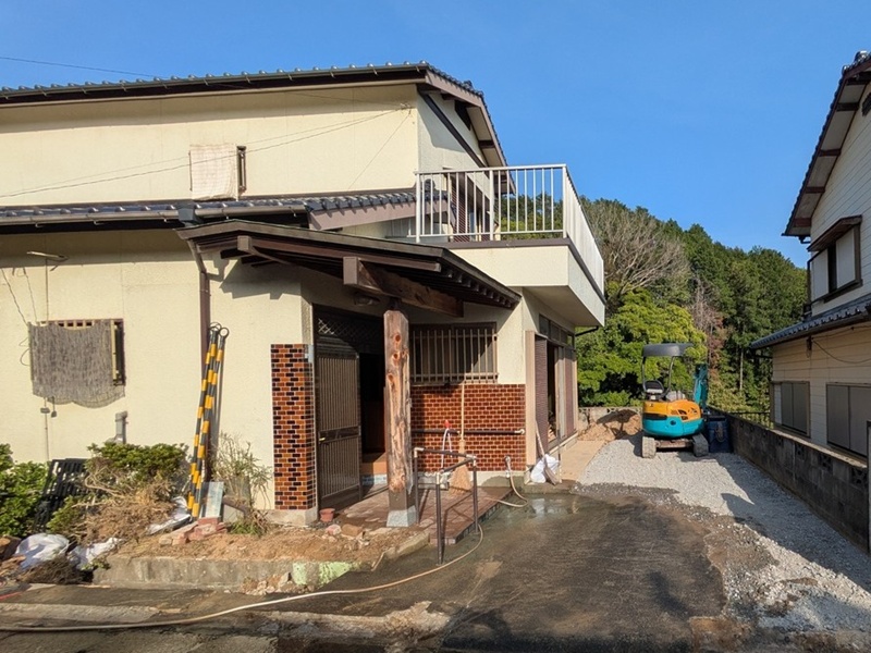 門扉や塀を解体し、駐車スペースを増設しました。