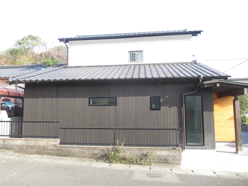 外壁その他は焼杉を貼ってます。