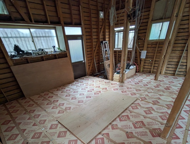 リビング中心からキッチン・勝手口側を見たところです。