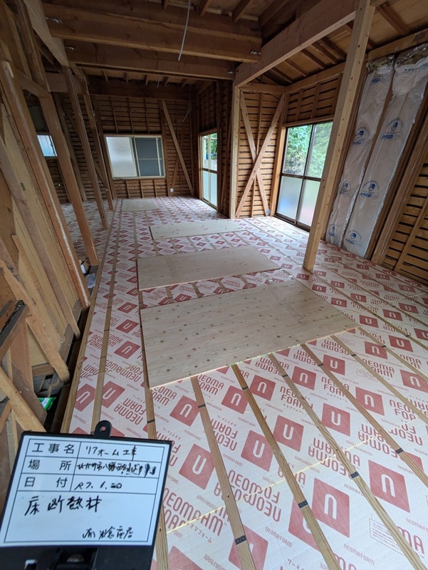 施行中の、広縁側から見たところです。床と壁にしっかりと断熱材をを入れて、補強の木材も入れていきます。