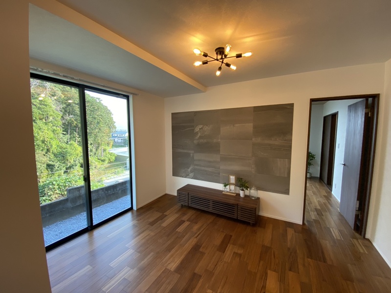 リビングの奥、広縁があったところには、玄関・リビングへ行きやすい洋室になりました。