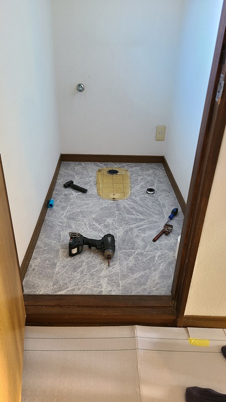 既存トイレを撤去したところです。