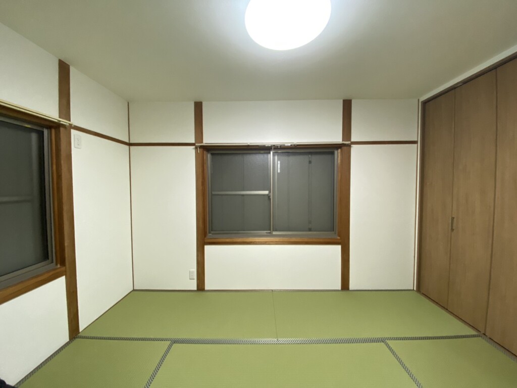 押し入れだった場所は一面クローゼットになりました。