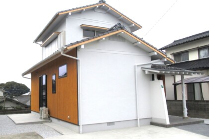 サッシ取替＋杉板貼りで外観一新｜駐車場も整えたリフォーム・リノベ事例