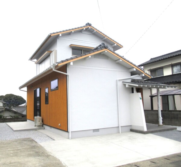 サッシ取替＋杉板貼りで外観一新｜駐車場も整えたリフォーム・リノベ事例