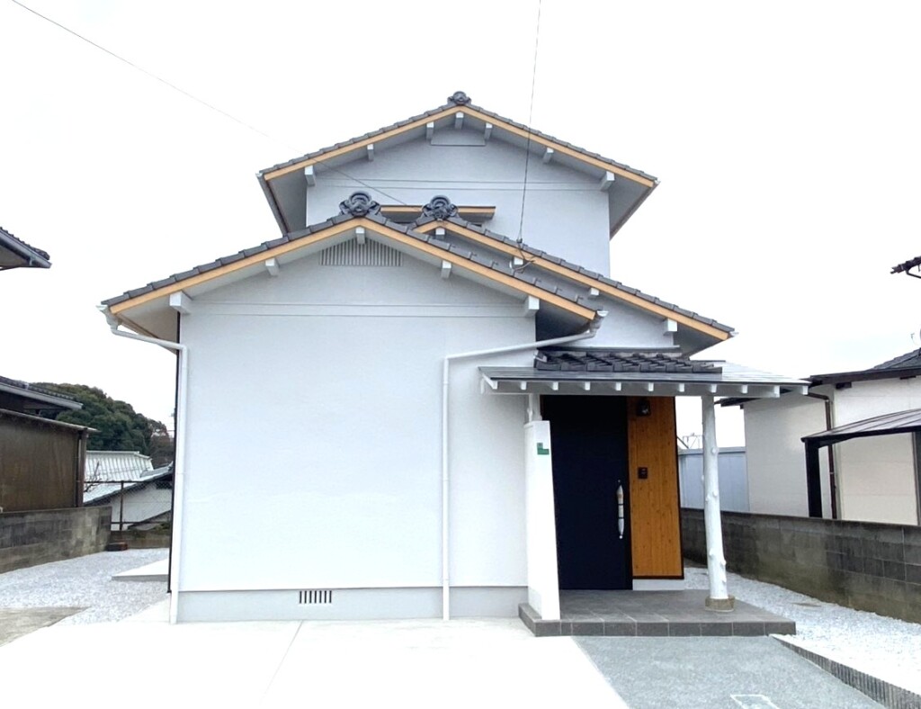 玄関は引き戸から開き戸になりました。