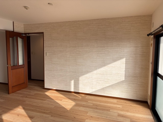 施工後は温かみのあるナチュラルな雰囲気になりました。リビングの天井は無地にしています。