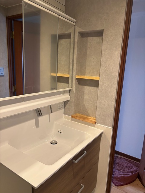 洗面化粧台はトクラスEJ で、横には棚を造作しています。