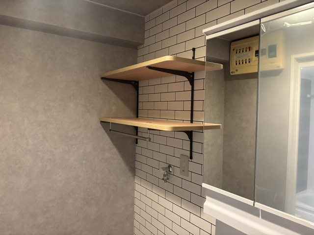 洗濯機置き場の上にも棚を造作しました。