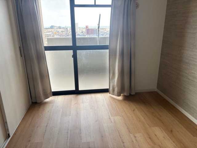 窓にはカーテンを設置しました。