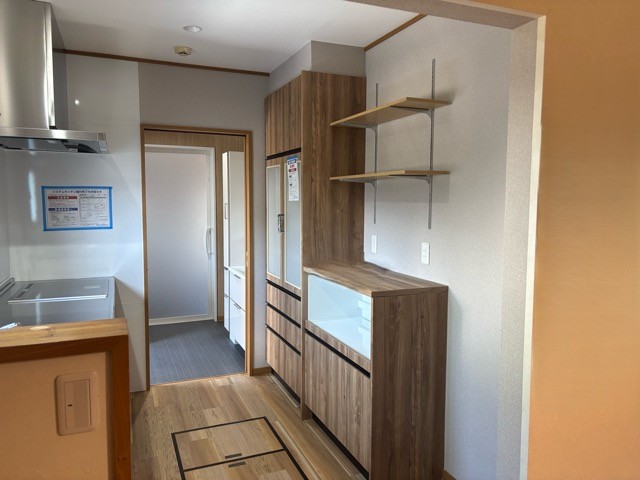 キッチンと同じシリーズのカップボードと造作した棚で、見た目はすっきり、収納はたっぷりです。