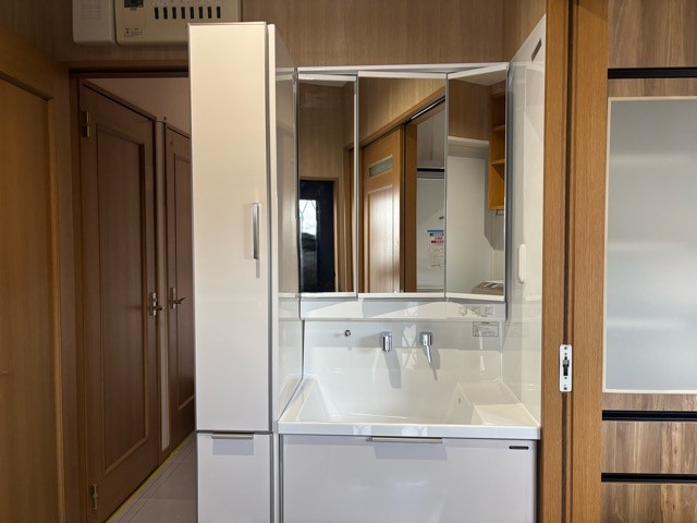 タカラスタンダードの「ファミーユ」シリーズです。蛇口が壁から出ているようなデザインで、より使いやすさお手入れがラクになりました。収納もたっぷりです。