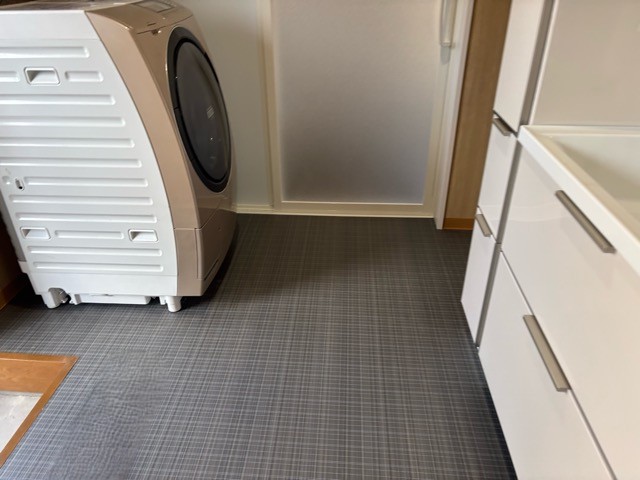 床もシックな色のクッションフロアに張り替えています。