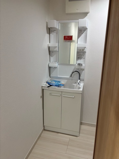 1階にもコンパクトな洗面台を設置しました。
