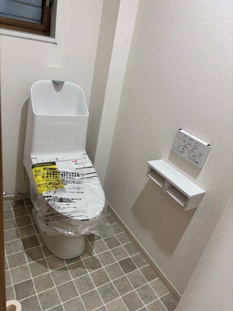 1階のトイレです。TOTO ZJ1を設置しています。