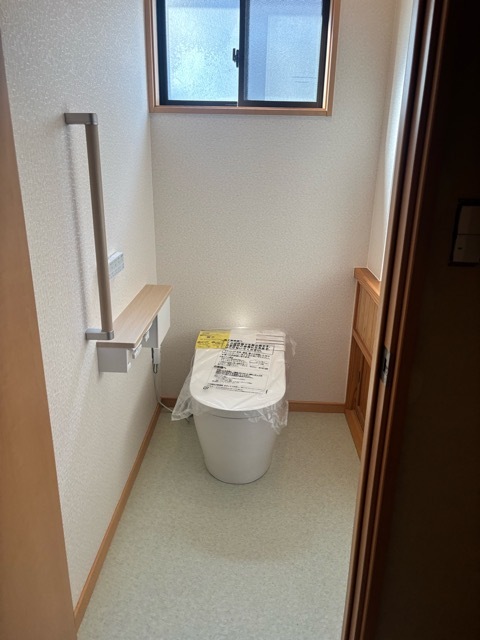 施工後の１階トイレはネオレストです。２連紙巻き器と手すりを設置しました。
