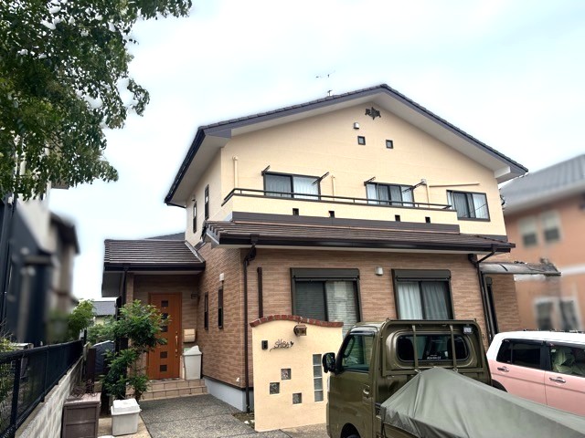 施工後です。外壁だけでなくデザイン門柱や軒天も塗装しなおしています。