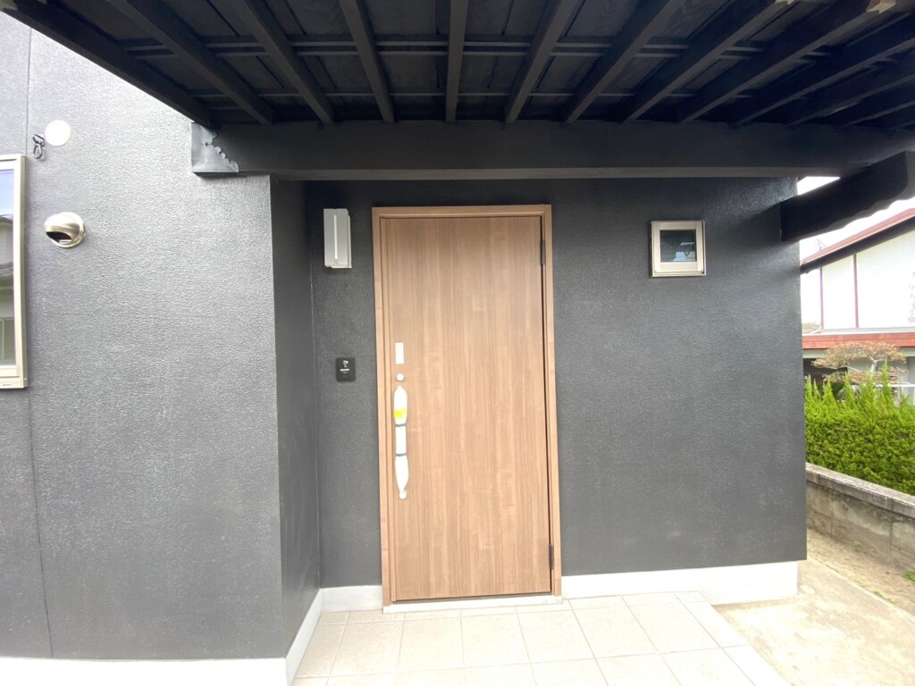 扉は引き戸に変更しました。LIXILのサーモスLです。