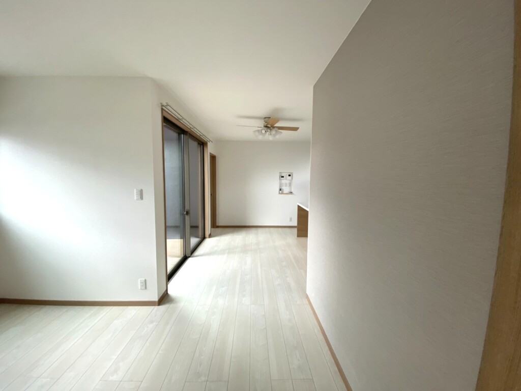 洋室がリビング、キッチンがあるのは和室だった場所です。