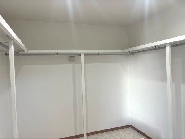 広々としたウォークインクローゼットです。